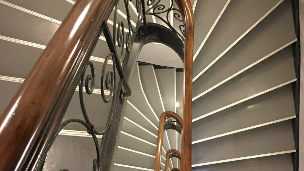 En tnyvasket trappeoppgaang i et borettslag.