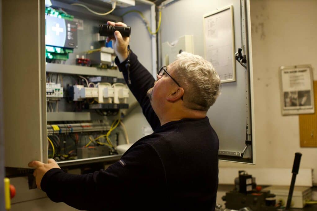 feilsøking på elektriske installasjoner, samt små og mindre elektriske anlegg, og har god kompetanse og forståelse innen dette feltet.